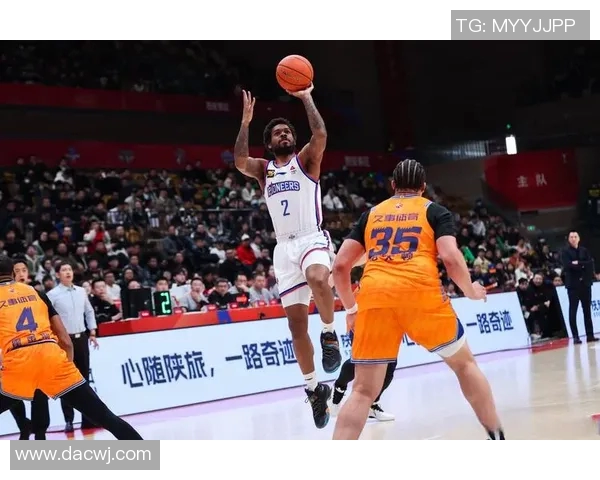 上海久事男篮的年轻球员偰李永炜和李天荣，在俱乐部杯半决赛中的三分命中率分别是多少？